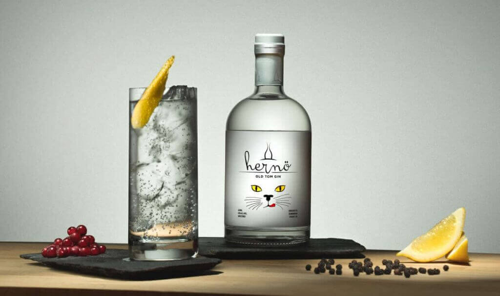 Ett svenskt exempel på denna ginstilar är Hernö Old Tom Gin, som utsetts till världens bästa gin för Gin&Tonic!